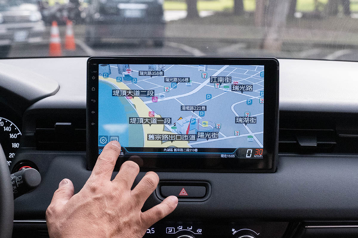 LX系列內建正版導航圖資系統，PAPAGO和導航王軟體可二擇一